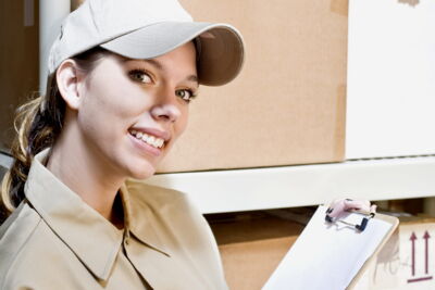Logistikmitarbeiterin (Foto © stock.adobe.com/Robert Nystrom/evok20)