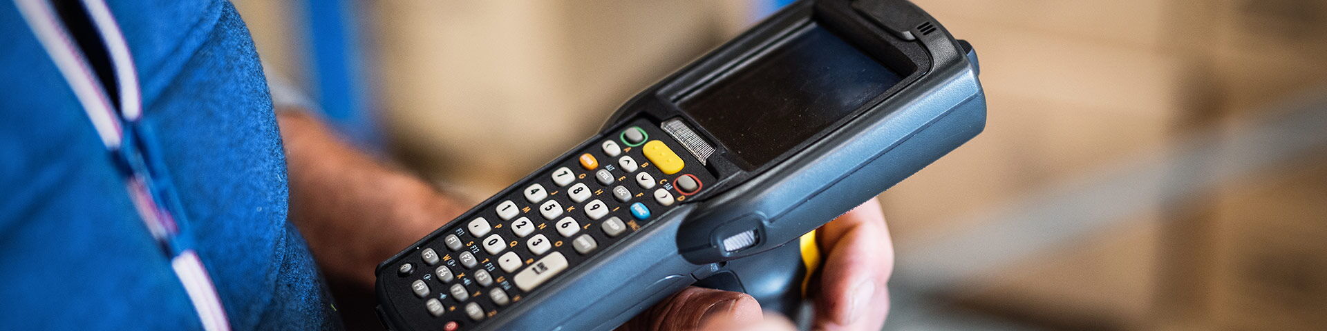 Lagermanagement mit Barcode-Scanner (Foto © iStock.com/Halfpoint)