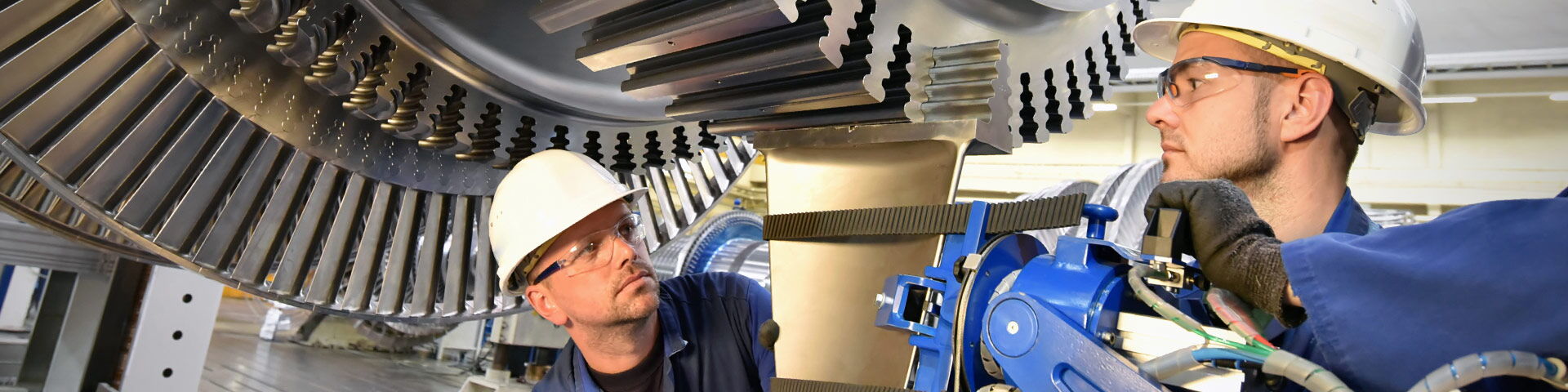 Facharbeiter in Schutzausrüstung an Gasturbine (Foto © iStock.com/industryview)