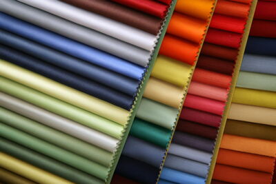 Bunte Stoffmuster (Foto © iStock.com/KonovalikovAndrey)